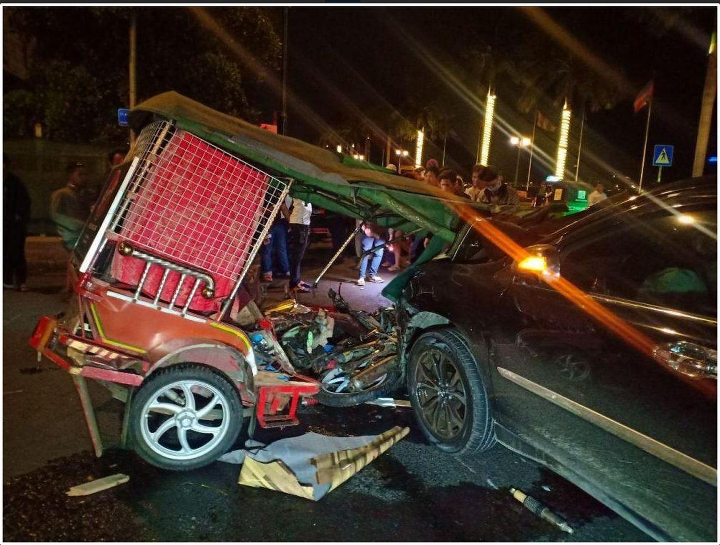 Soomlased sõitsid öötundidel Aasia ja Aafrika riikides äärmiselt populaarse, aga ebaturvalise sõiduvahendiga. Nad hukkusid, kui sõiduauto Lexus nende sõidukit rammis.