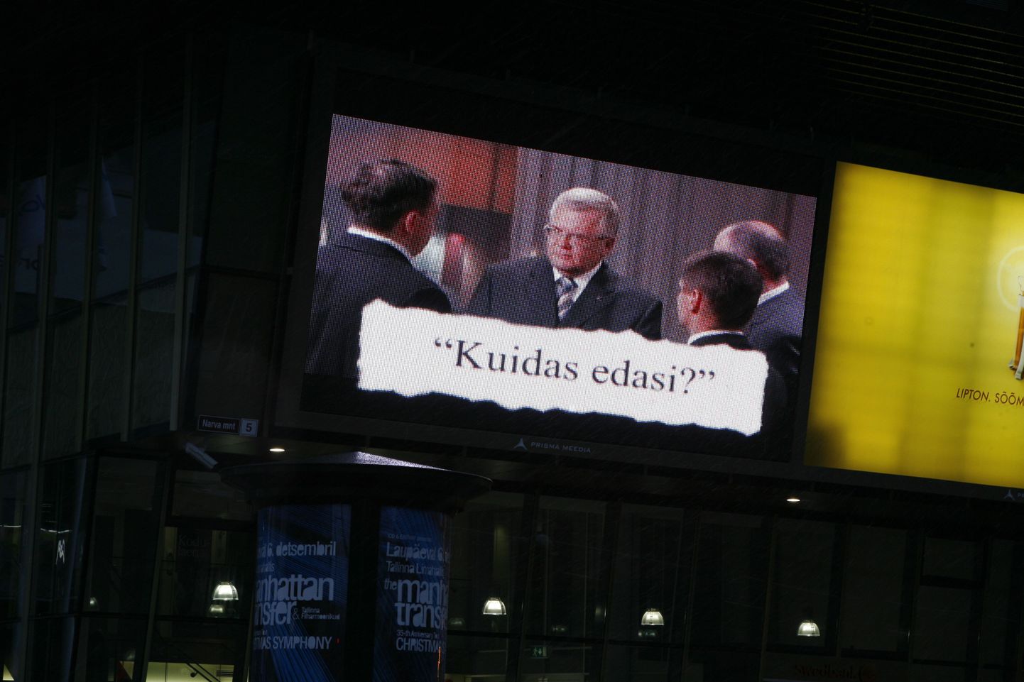 Pildil on mullu detsembris Tallinna kesklinnas üleval olnud Edgar Savisaare raamatu reklaam.