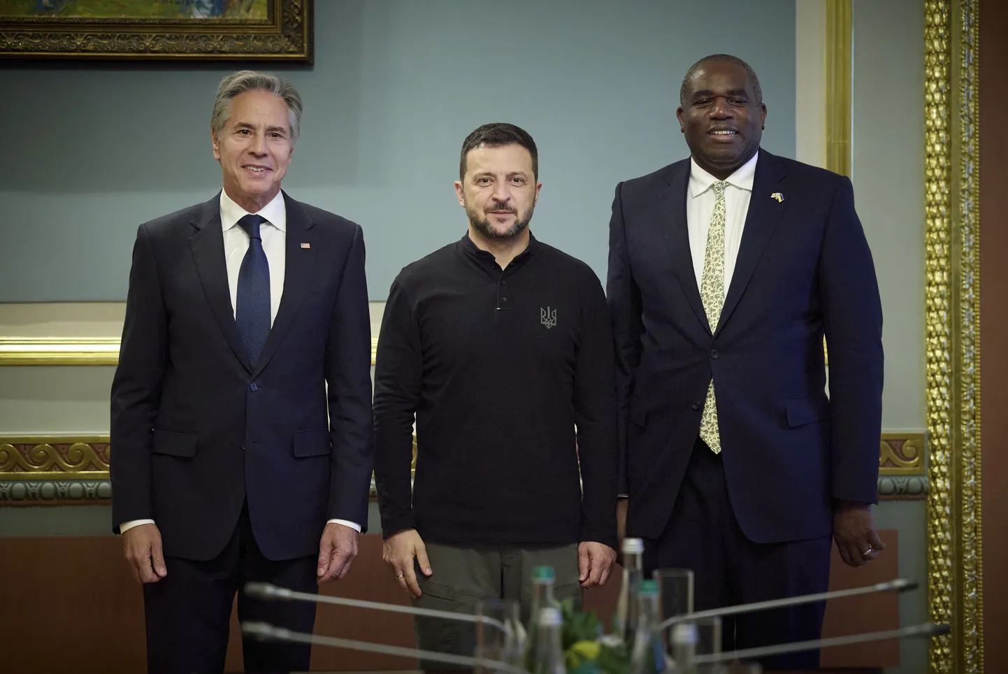 Ukraina president Volodõmõr Zelenskõi koos USA välisminister Antony Blinkeni (vasakul) ja Briti välisminister David Lammyga (paremal) 11. septembril 2024. aastal Kiievis.