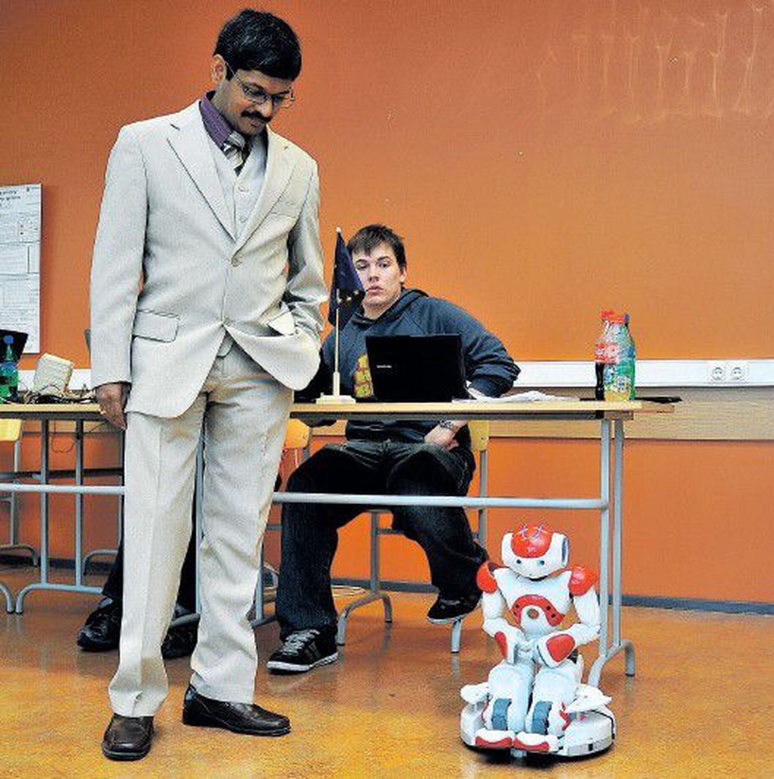 Tartu Ülikooli arvutiteaduse instituudi vanemteadur Satish Srirama näitas kolmapäeval, kuidas väike robot saab inimesi aidata. Põlvekõrguse roboti kasutatud mudeli hind on umbes 6000 eurot, uue roboti saaks tulevikus endale soetada 12 000 euro eest.