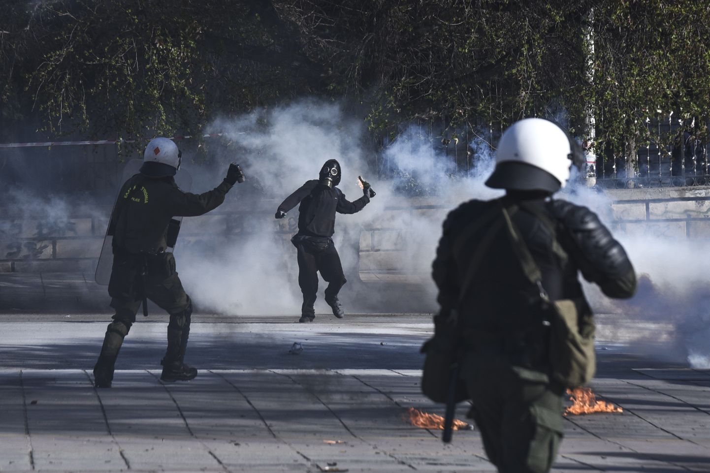 Kreeka politsei kähmles vasakäärmuslastega.