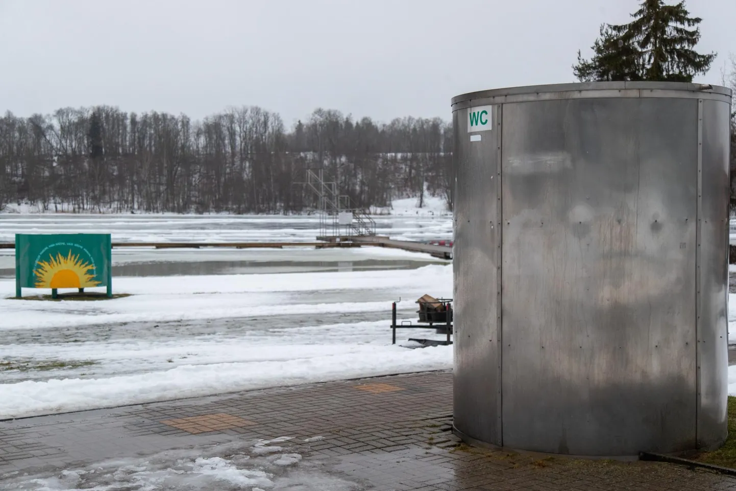 Rannas asub üks korralik ja avalik WC. Erakond Eesti 200 tegi ettepaneku, et WC-sid võiks olla rohkem ja ehkki linnapea arvab samamoodi, seda tööd eelarvesse ei pandud.