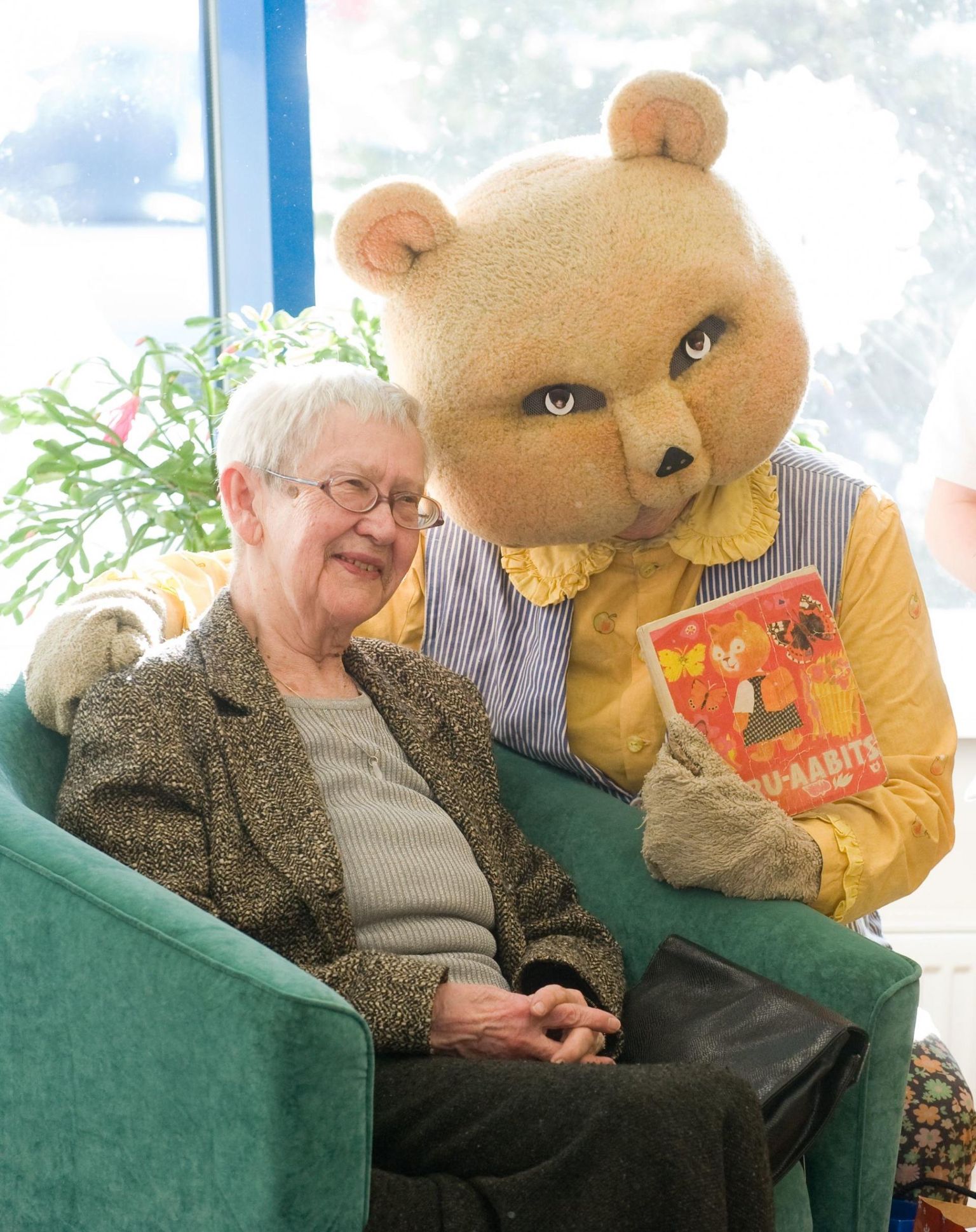 Heljo Männi 85. sünnipäeva tähistamine Nõmme raamatukogus 2011. aastal. Männi «Karu-aabitsast» (1971) sai alguse menukas lastesaade «Mõmmi ja aabits».
