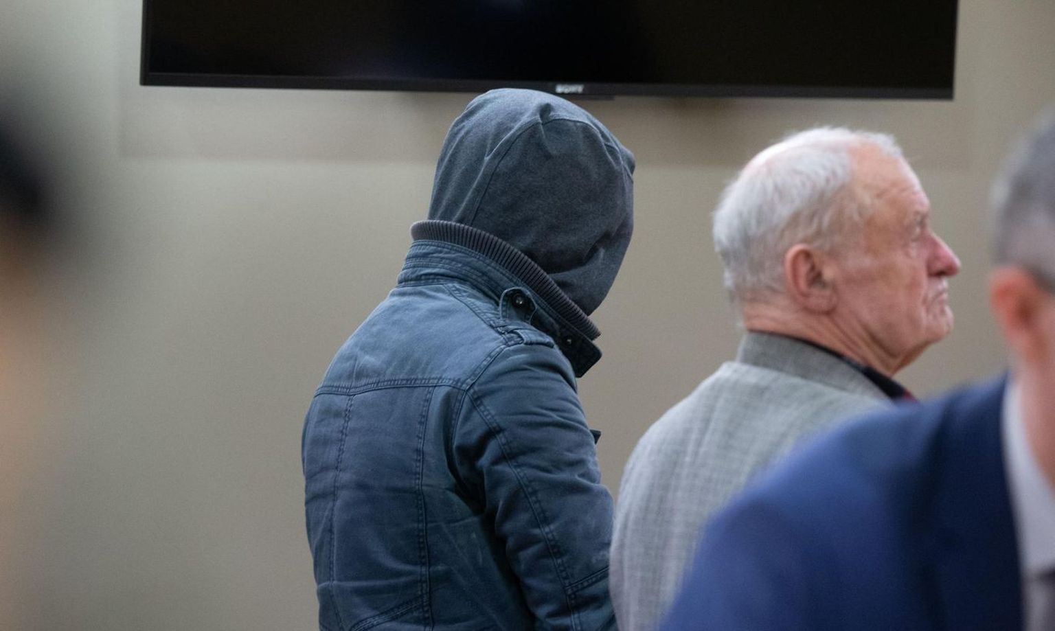 Одного из членов банды арестовали в Тарту в ноябре 2018 года. Тогда он пришел в зал суда в капюшоне и всячески прятался от фотографа.