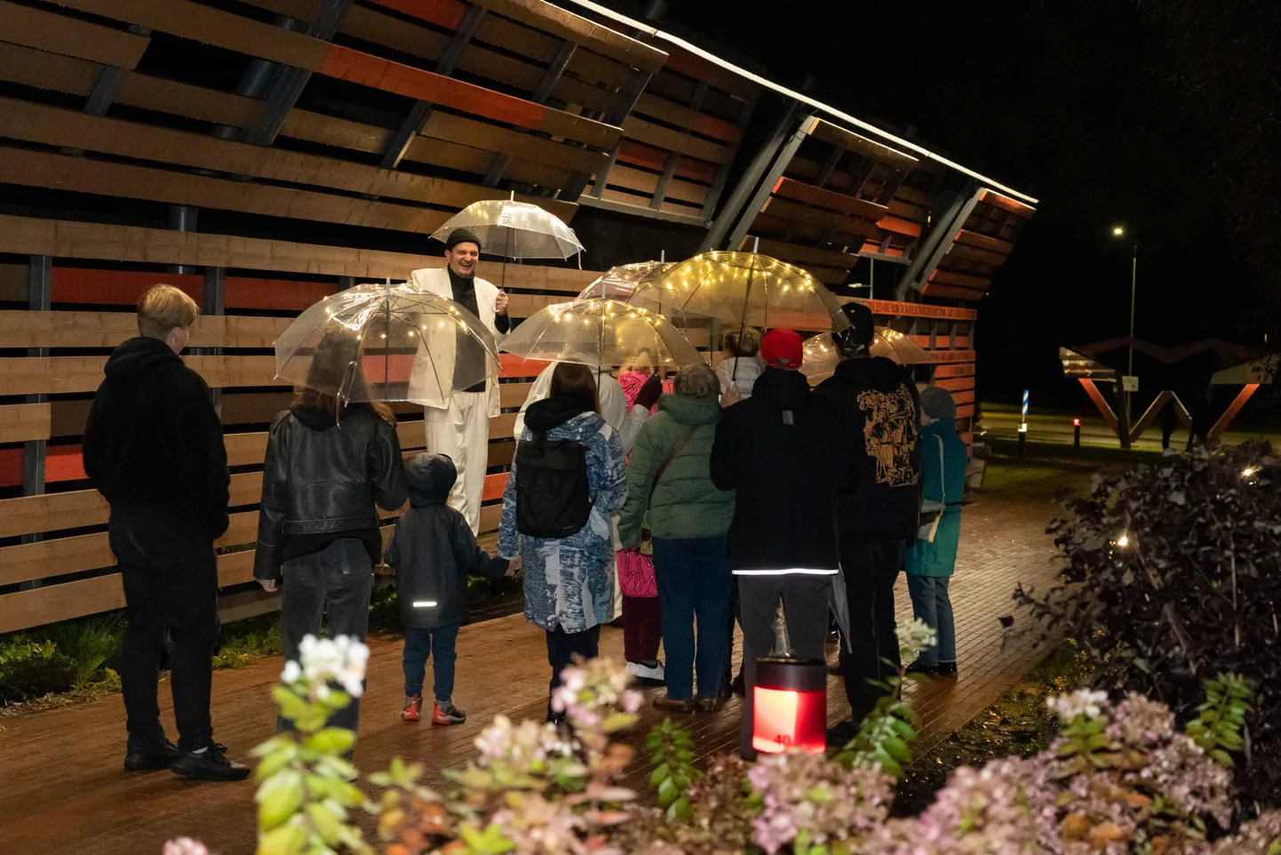 Teatrietendus Läti-Eesti piiril: Läti näitleja Artūrs Putniņš tsiteerimas läti poeeti.