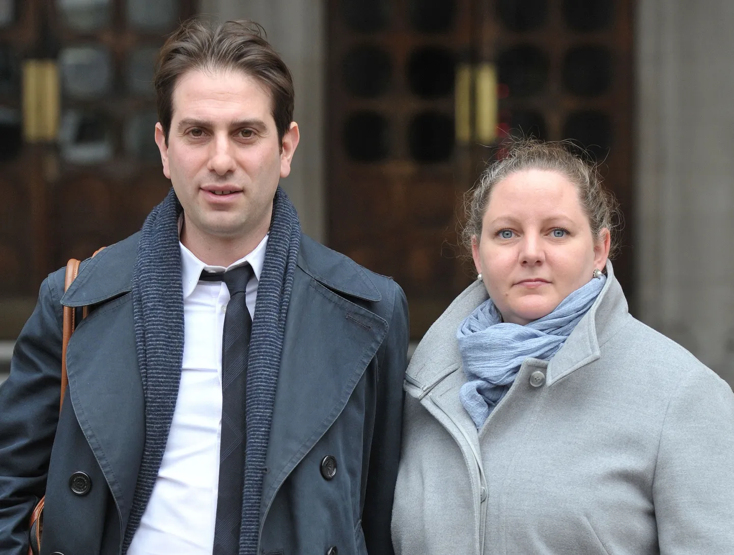 Charles Keidan ja Rebecca Steinfeld Londoni kohtumaja ees.
