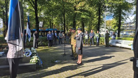 VASTUPANUVÕITLUSE PÄEV ⟩ Kirblas asetati Jüri Uluotsa kalmule presidendi pärg
