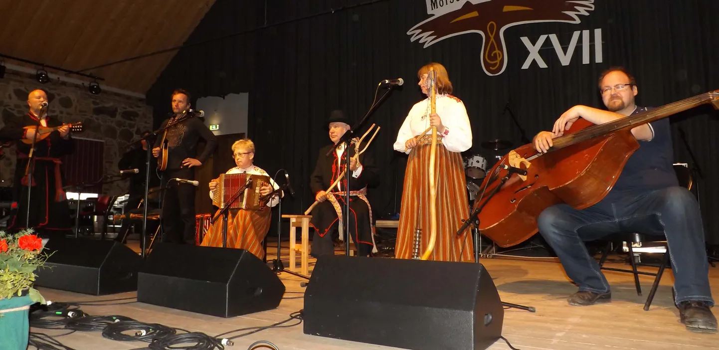 Jauram Moostes toimunud rahvamuusikatöötluste festivalil. Laval on Kalev Mäekalle (vasakult), Märt Tomp, Thea Leitmaa, Vello Jaska, Karin Kase ja Arnold Looga.