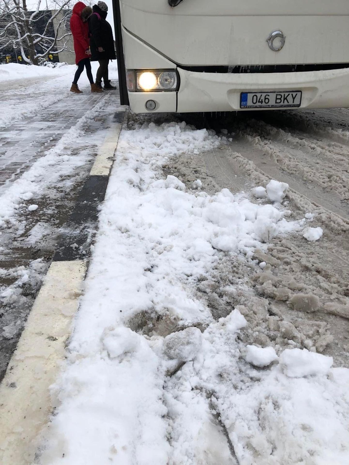 Töömehed loobivad ooteplatvormilt lume enamasti busside rataste alla, kus see segab perrooni lähedale sõitu ning peagi ohtlikeks konarusteks ja jääks lihvitakse.