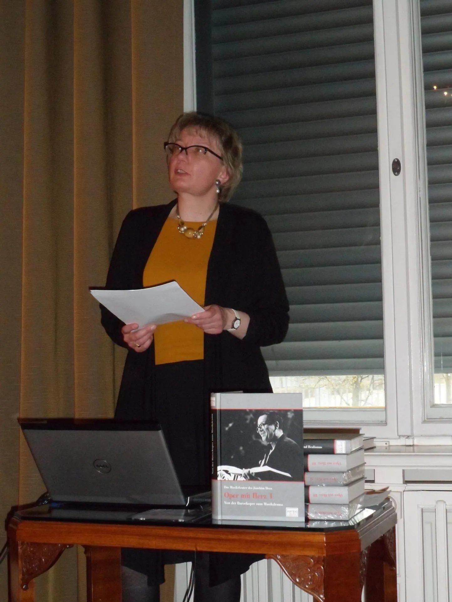 Prof. Kristel Pappel raamatut esitlemas