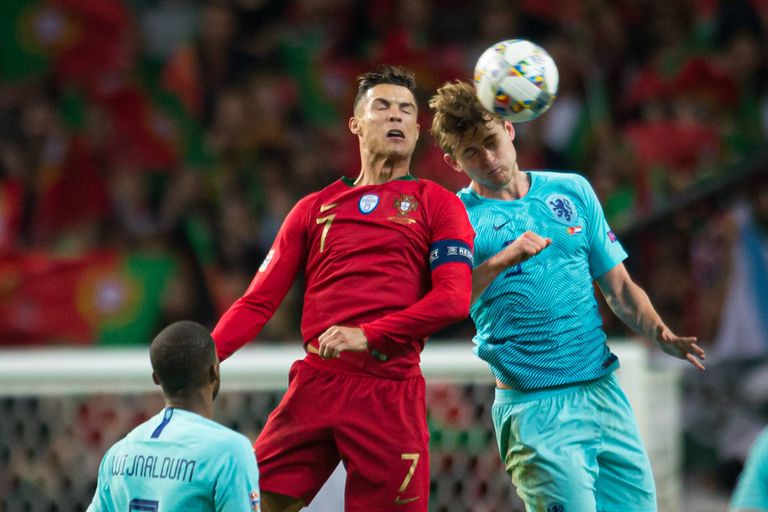 Cristiano Ronaldo (punases) ja Matthijs de Ligt pühapäevases Rahvuste liiga finaalis.