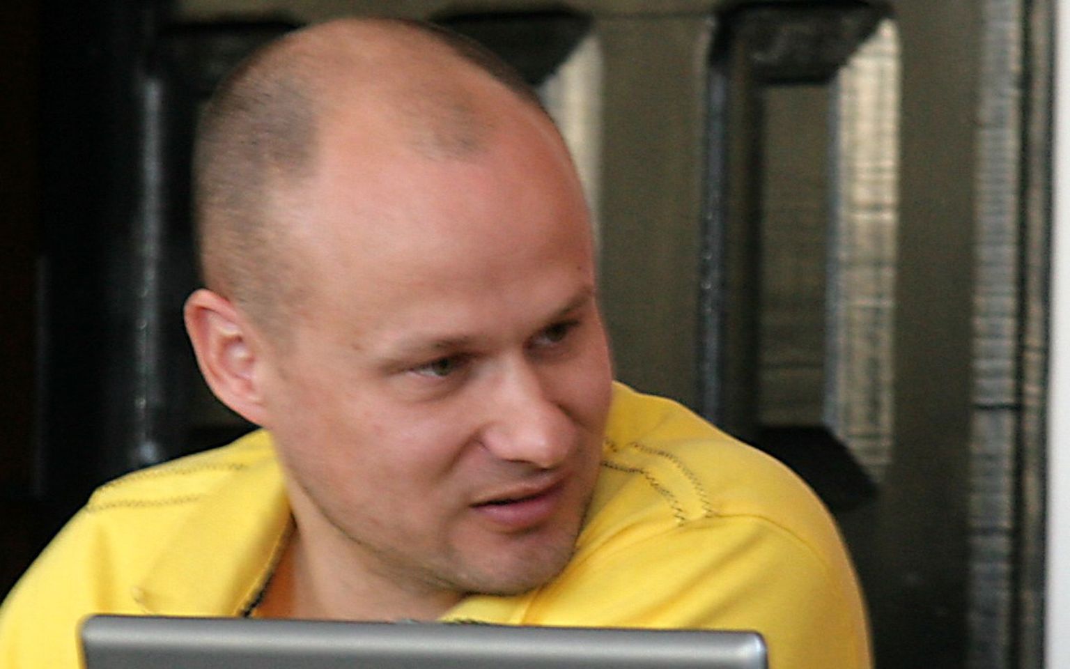 Kelmuse ja võltsimise eest süüdimõistetud Jevgeni Saltõkov valiti eelmisel sügisel kolmandat korda Kohtla-Järve volikogu liikmeks.