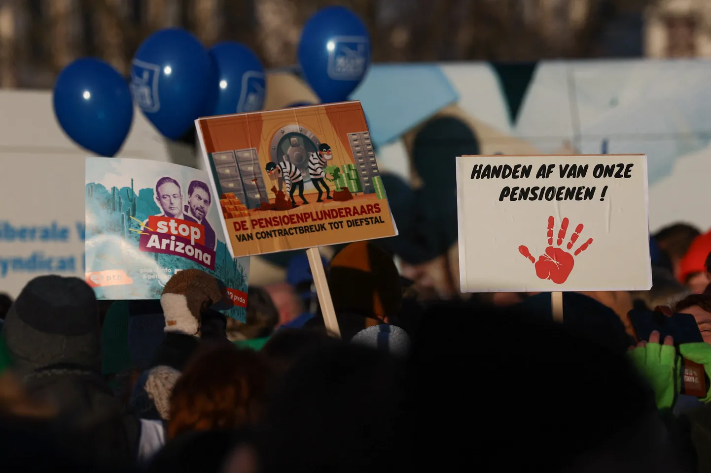 Inimesed protestimas 13. jaanuari üldstreigi ajal valitsuse pensionireformi plaani vastu.