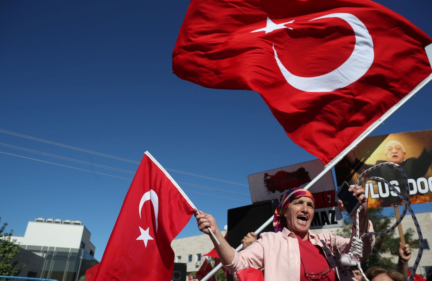 President Erdogani toetajad riigilippe lehvitamas.