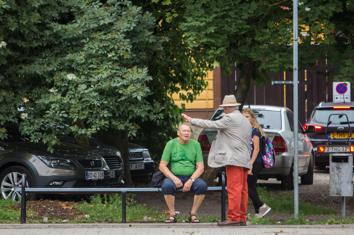 Pärnu südalinnast on kadunud bussiootekojad. Paari nädala jooksul eemaldatakse teisedki ühissõidukiootajate pea- ja tuulevarjud. Fotol Teatri bussipeatus.