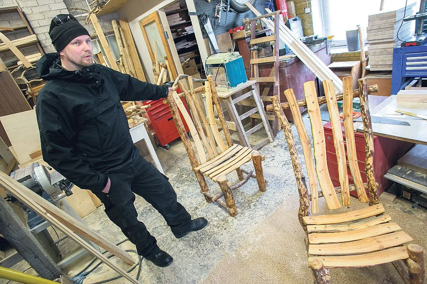 OÜ Solve et Coagula eestvedaja Indrek Linnuste näitab roigasmööblit, mida kaitstud töökohtadel töötajad valmistada võiksid.