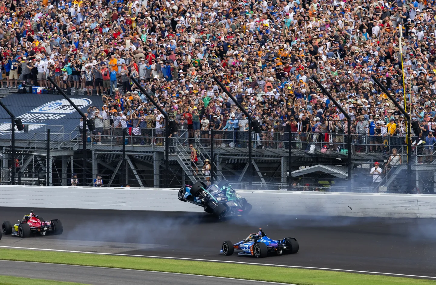 Marcus Ericssoni ja Tom Blomqvisti avarii Indianapolise 500 võidusõidul.