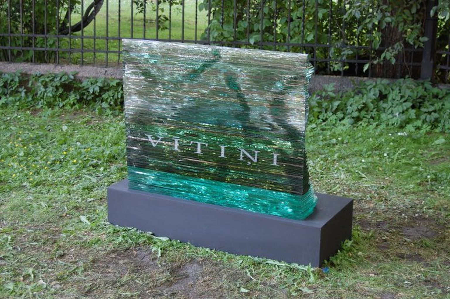 Памятник на кладбище со стеклом