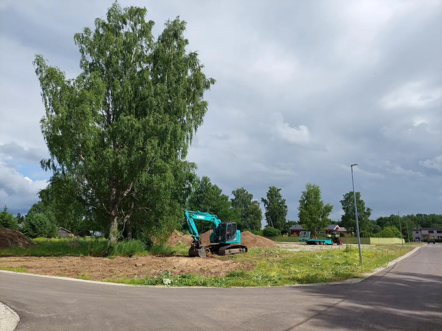 Pereväljaku rajamiseks on kopp juba maasse löödud.