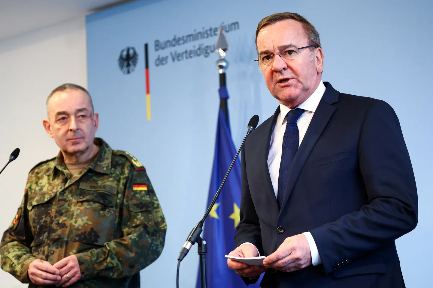 Saksamaa kaitseminister Boris Pistorius koos Bundeswehri peainspektori Carsten Breueriga teatamas Bundeswehri ümberkorraldamise plaanidest 4. aprillil 2024. aastal Berliinis.