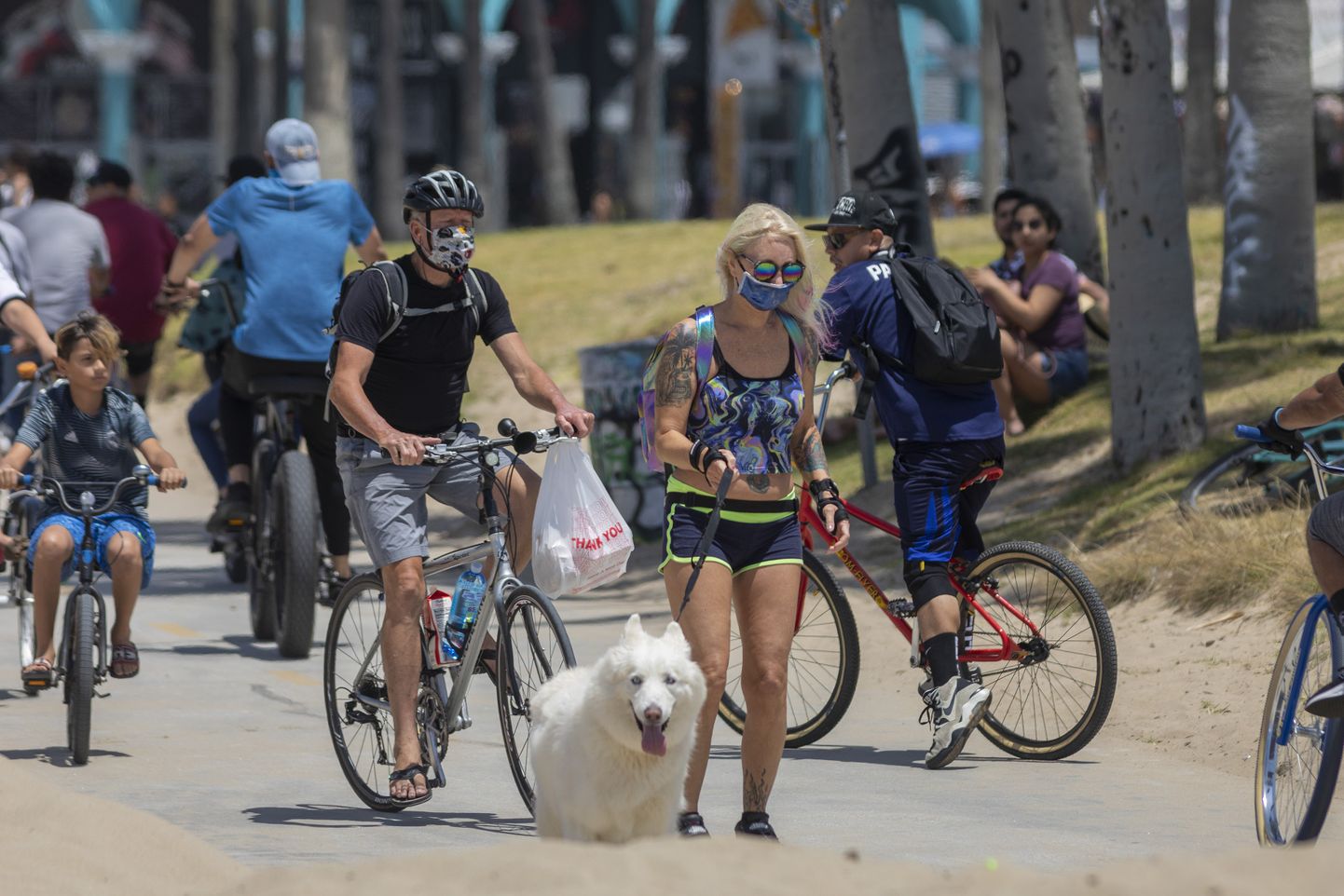 Inimesed suunduvad Los Angelese maakonnas Venice Beachile.