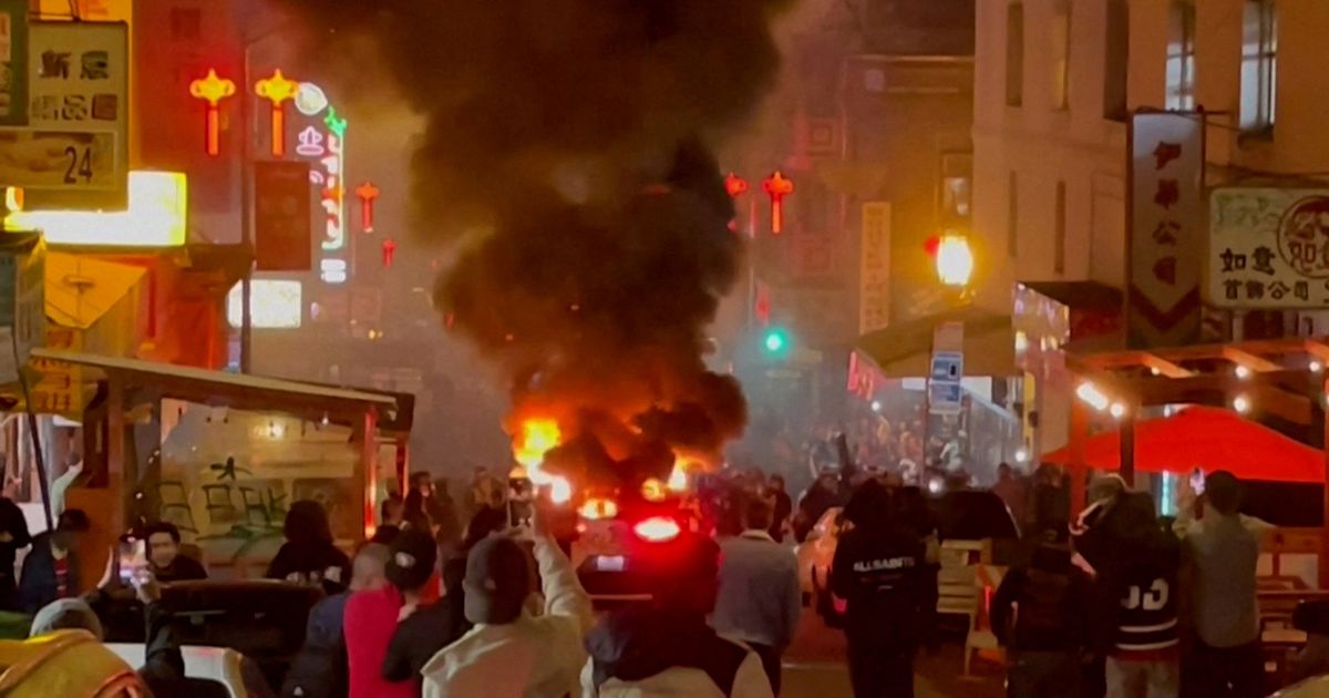 VIDEO ⟩ Vihane rahvamass süütas isejuhtiva takso, põhjus on segane