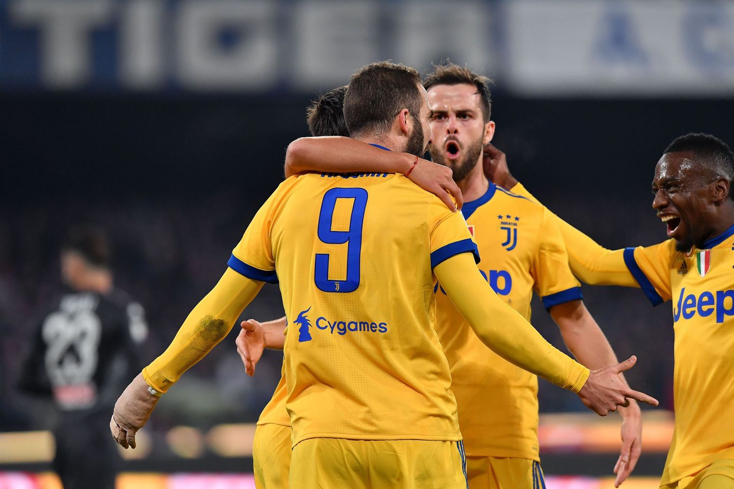 Juventuse mängijad kohtumise ainsat tabamust tähistamas.