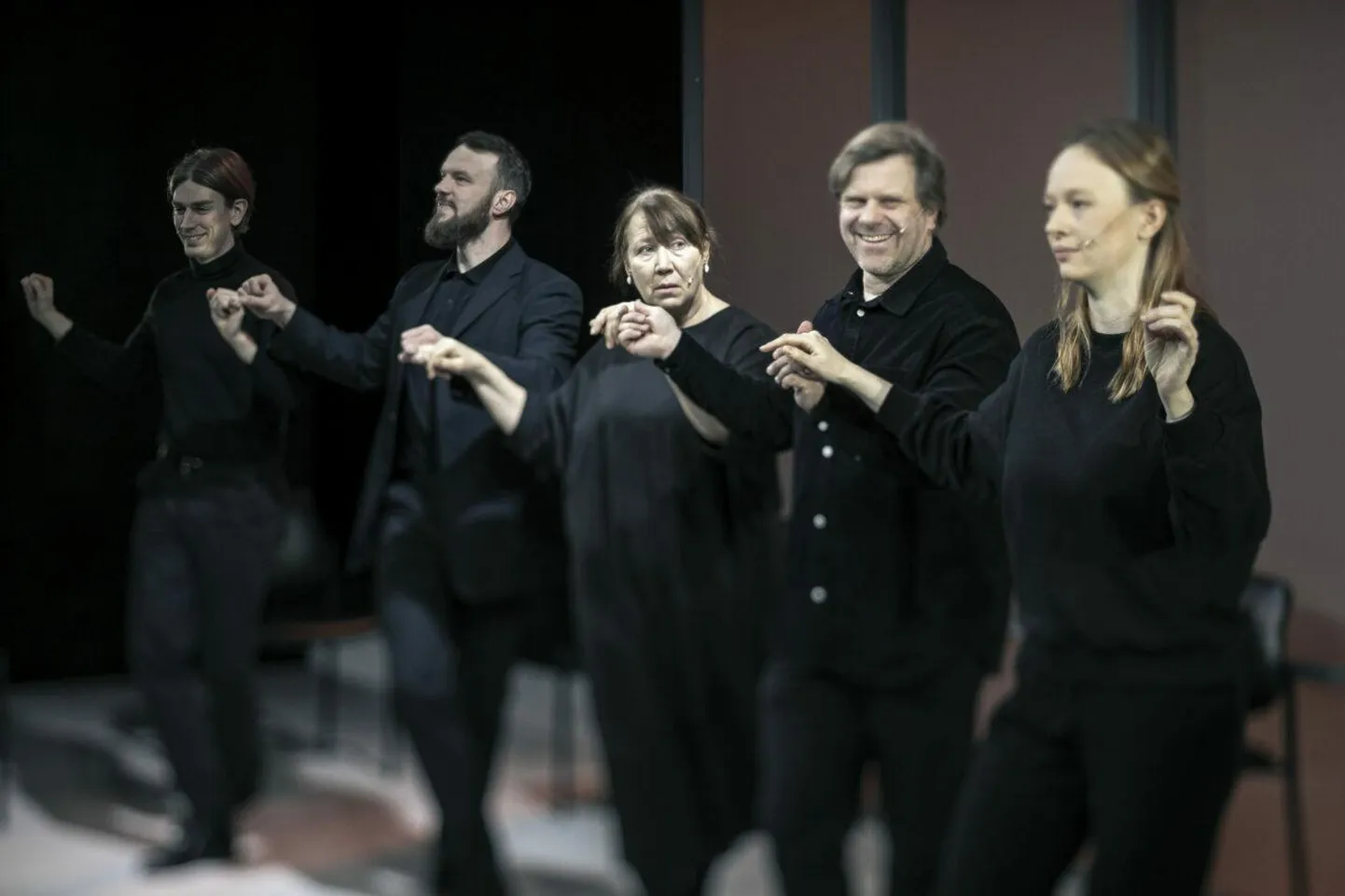 Vanemuise dokumentaallavastus «Lõpp»: laval Külliki Saldre, Karol Kuntsel, Reimo Sagor, Lena Barbara Luhse, Kaarel Pogga.