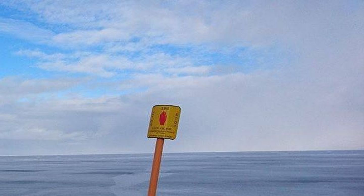 Знак временной контрольной линии на Чудском озере.