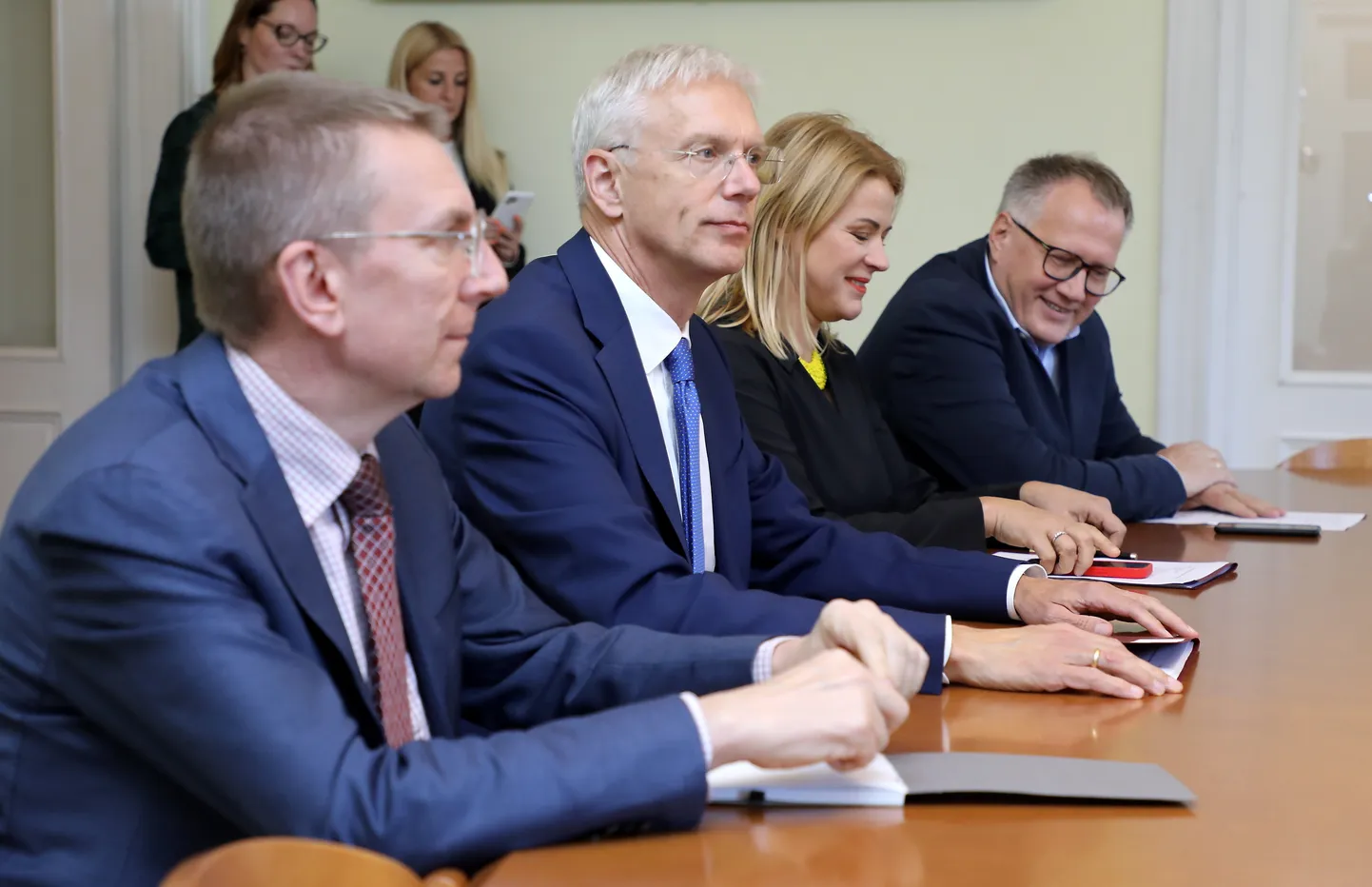 Partijas "Jaunā vienotība" pārstāvji - ārlietu ministrs Edgars Rinkēvičs (no kreisās), Ministru prezidents Krišjānis Kariņš, Ministru prezidenta parlamentārā sekretāre Evika Siliņa un partijas "Vienotība" priekšsēdētājs, "Jaunā vienotība" valdes loceklis un 13. Saeimas deputāts Arvils Ašeradens pirms tikšanās ar partijas "Progresīvie" pārstāvjiem, kurā pārrunās jaunās valdības prioritātes un darāmos darbus 14. Saeimā.