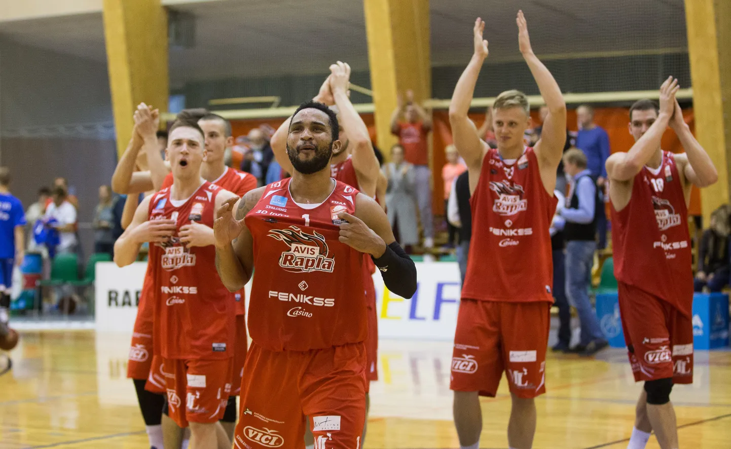 Rapla korvpallimeeskond eesotsas Rasham Suareziga.