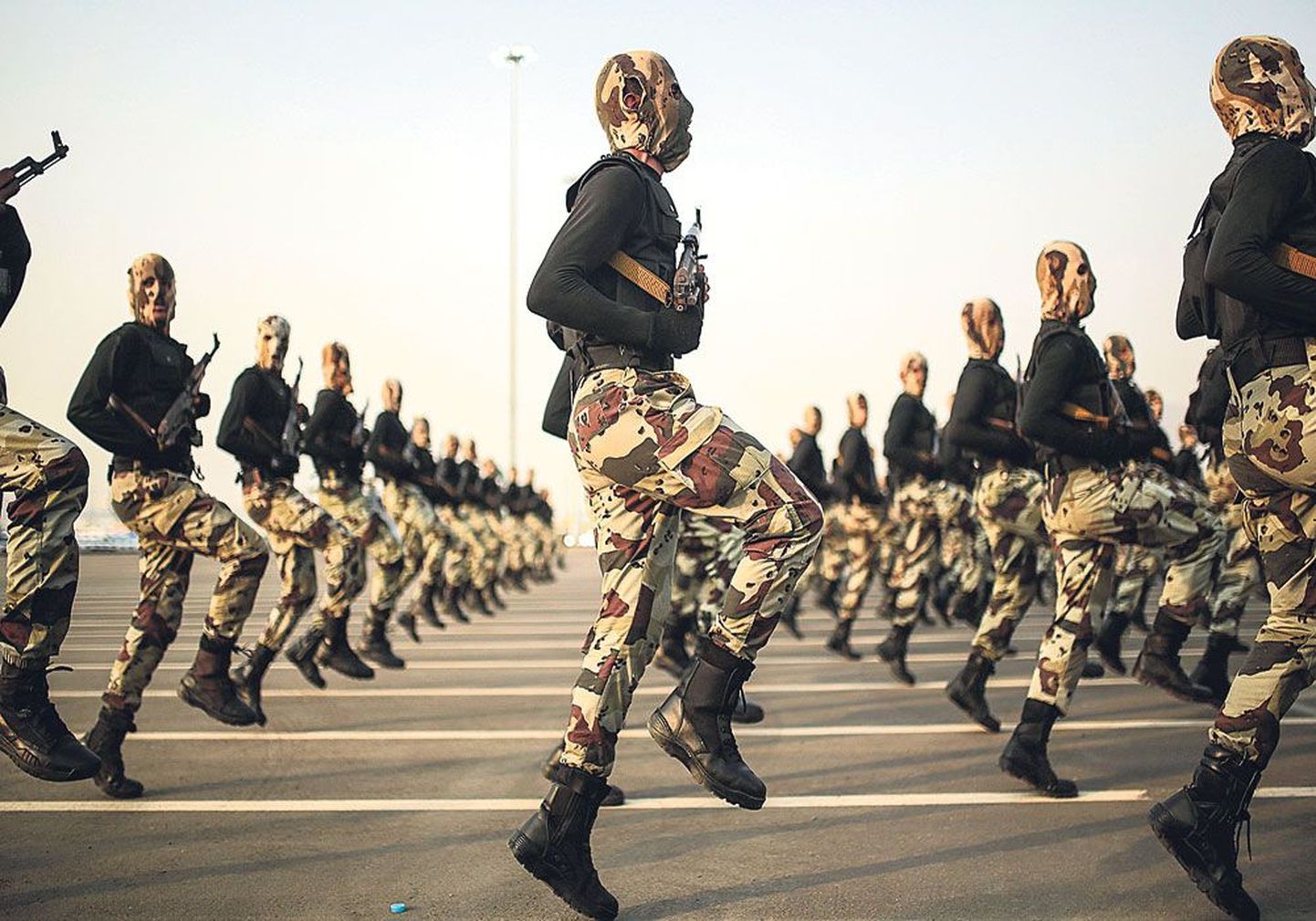 Саудиты заявили о готовности ввести войска в Сирию, чтобы бороться 
с исламистами. 
На фото силы безопасности Саудовской Аравии на военном параде осенью прошлого года.