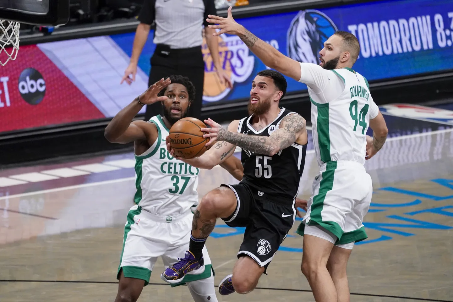 Mike James (palliga) jahib Broonklyn Netsiga NBA meistrisõrmust.