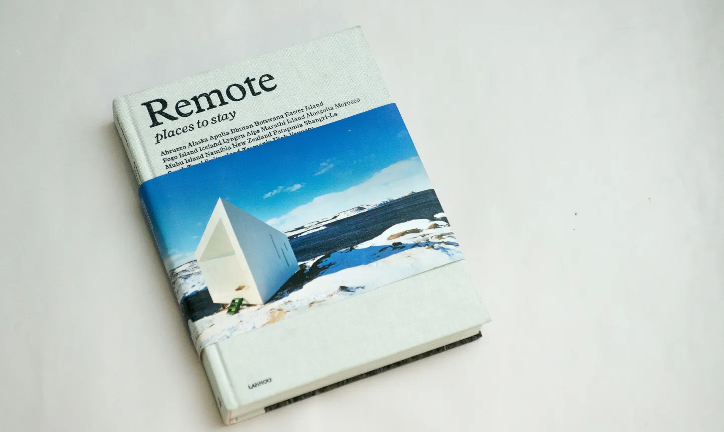 TALLINN, EESTI, 09DEC14.
Pildil raamat "Remote places to stay"
tl/Foto TAIRO LUTTER/POSTIMEES