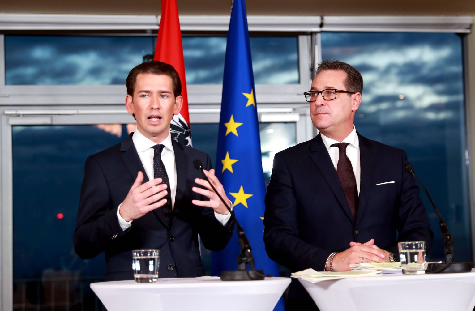 Sebastian Kurz (vasakul) ja Heinz-Christian Strache ühisel pressikonverentsil Viinis.