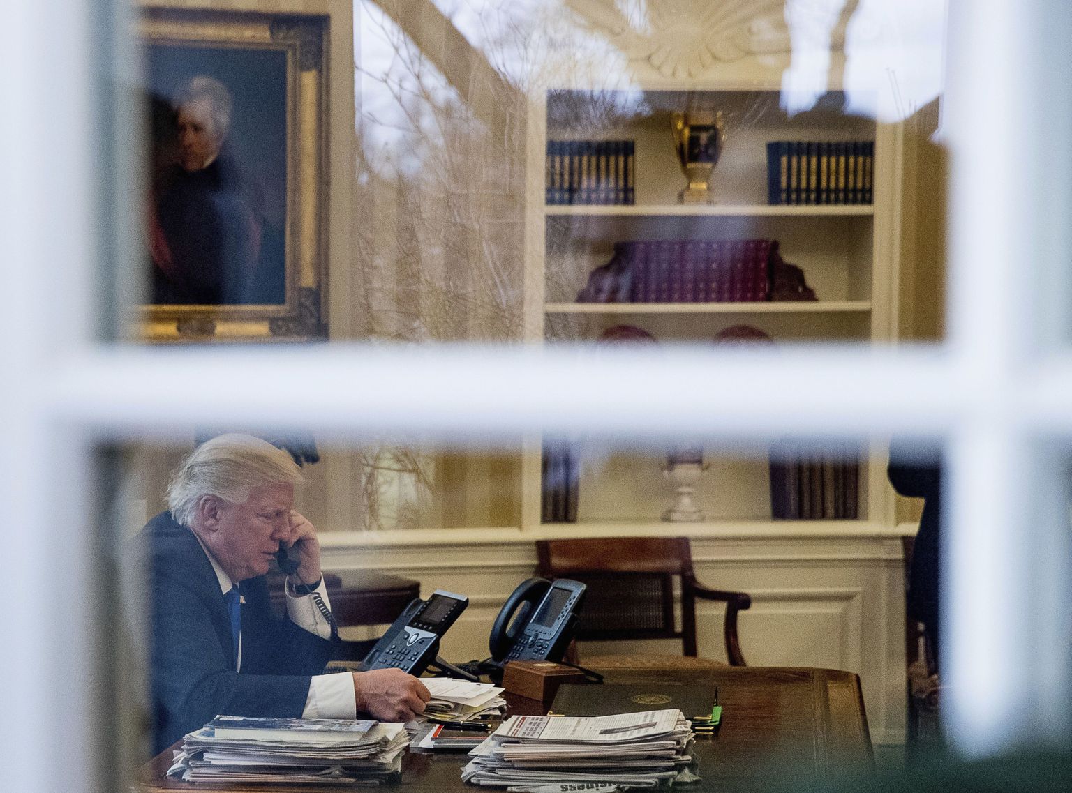 USA president Donald Trump laupäeval telefoniühenduses Saksa kantsler Angela Merkeliga.