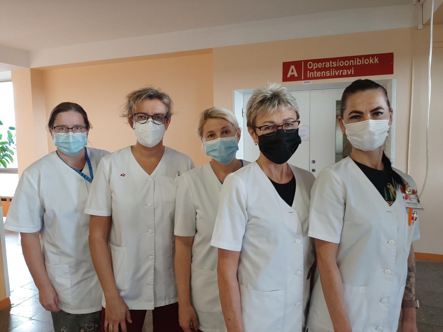 Viljandi haigla töötajad Saima Hinno (vasakult), Relika Kobin, Erli Lond, Ulvi Skirta ja Janne Klusova küsivad ühiselt: kes aitab abistajat?