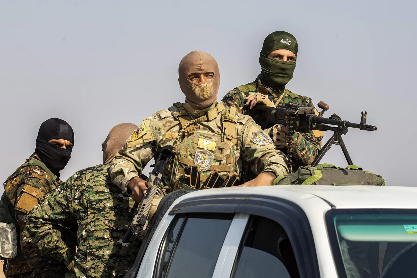 Kurdide juhitud Süüria Demokraatlike Jõudude (SDF) võitlejad taandumas 27. septembril Süüria-Türgi piirialalt Amuda linna lähedal.
