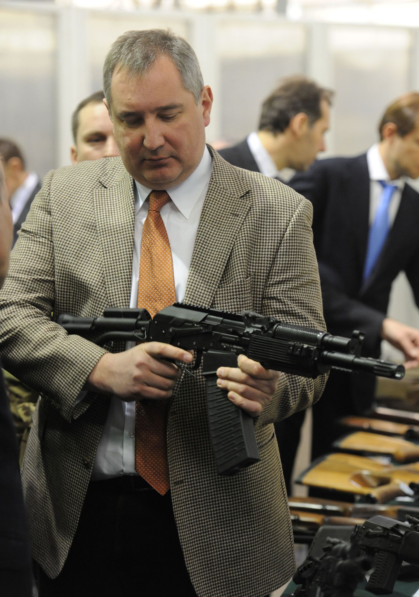 Asepeaminister Dmitri Rogozin tutvub viienda põlvkonna Kalašnikovi automaadiga (esialgne nimi AK-12).