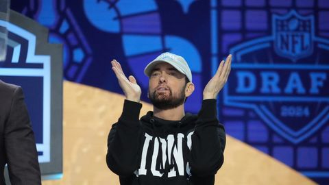 KISUB RIIDU? ⟩ Eminem tümitab uues loos mitmeid avaliku elu tegelasi