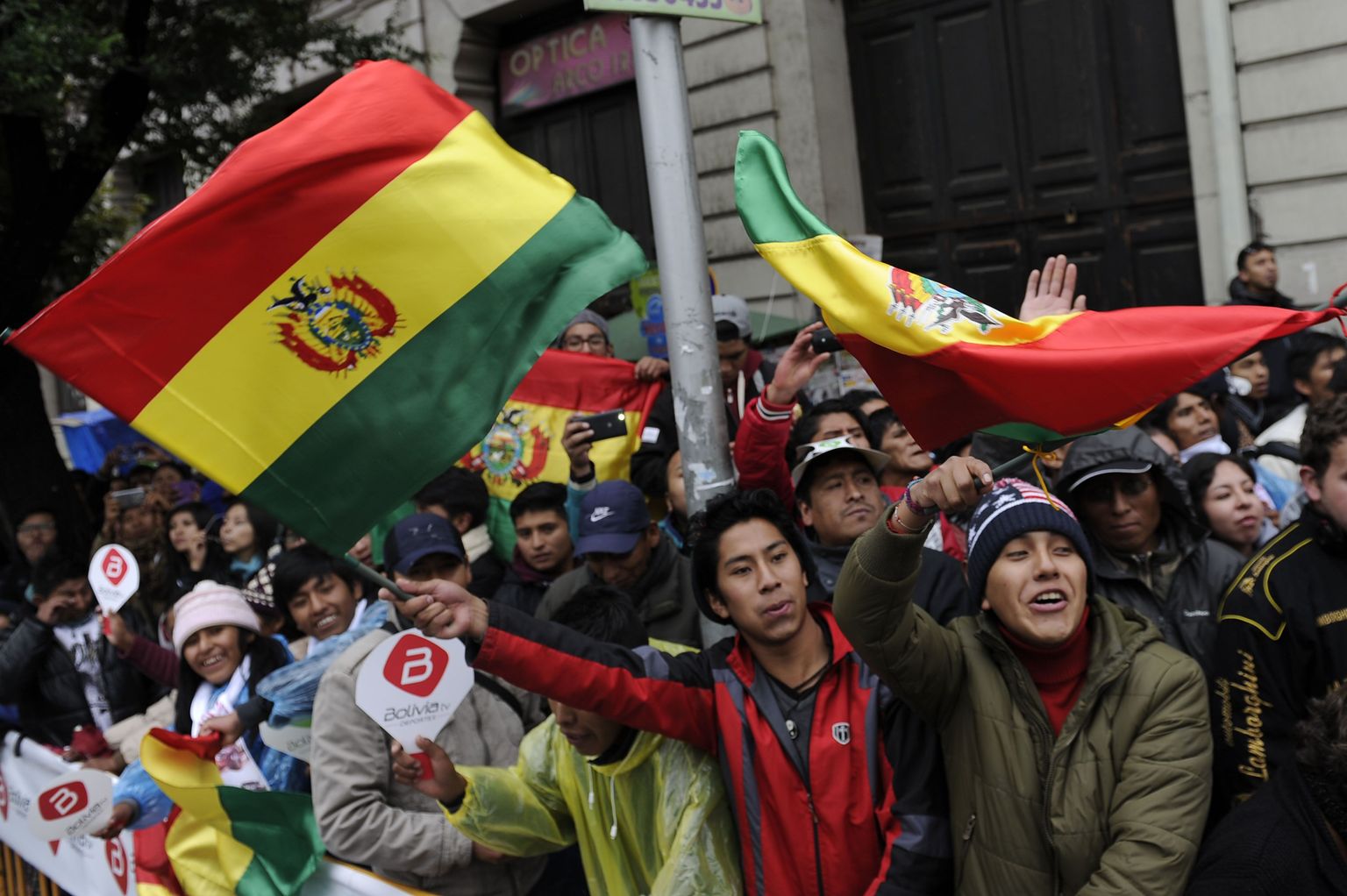 Boliivlased oma lippudega