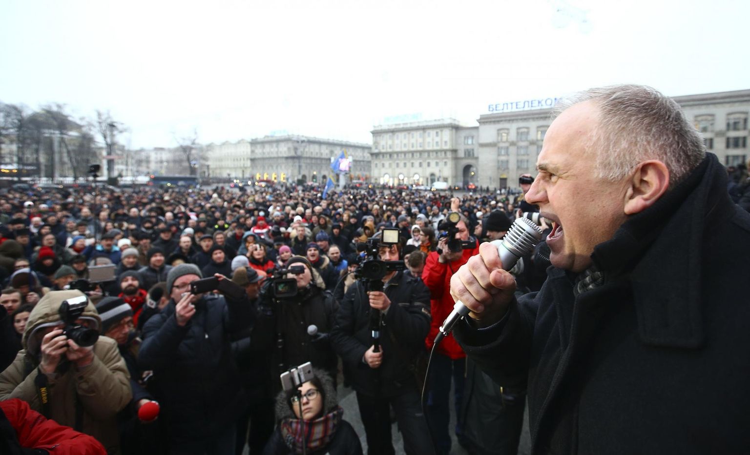 Opositsioonipoliitik Mikalai Statkevitš 2017. aasta veebruaris Minskis toetajatele kõnet pidamas. 