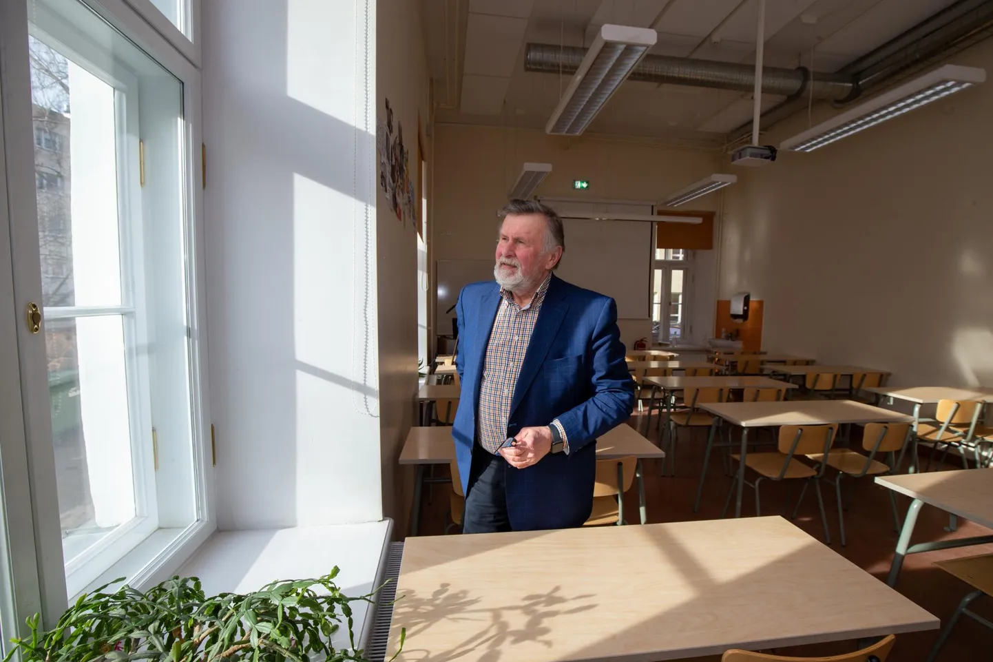Jaan Poska gümnaasiumis valitseb suuresti vaikus. Kooli direktori Helmer Jõgi sõnul suhtus koolipere kaugõppesse mõistvalt, sest lõppes ebamäärasus.