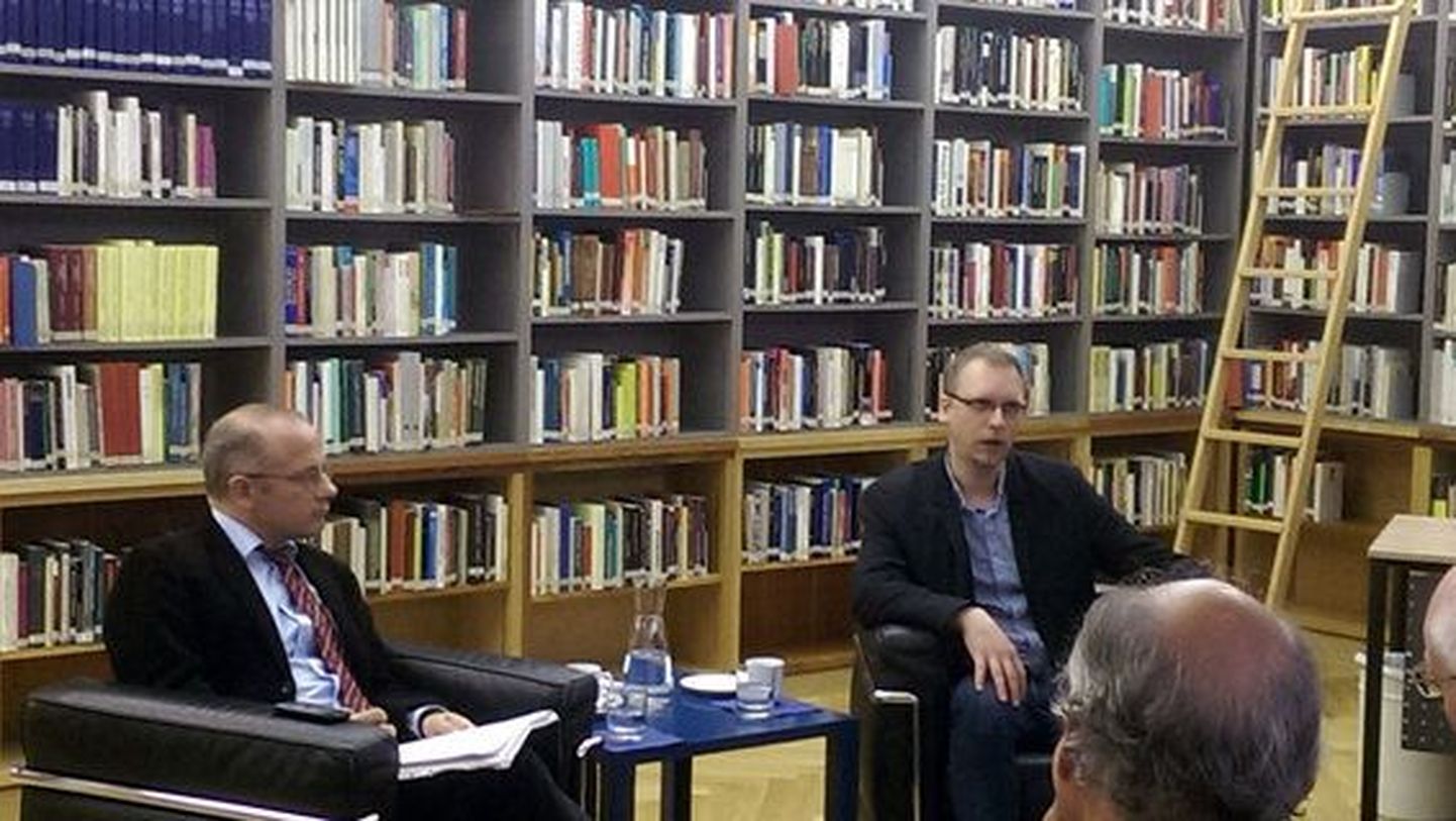 Андреас Умланд (слева) и Антон Шеховцов во время дискуссии о правом радикализме в Европе и его связях с Россией в Венском институте гуманитарных наук.