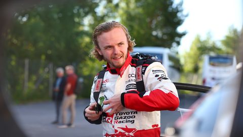 Oliver Solberg vajas pärast valusat hüpet kõrvalist abi