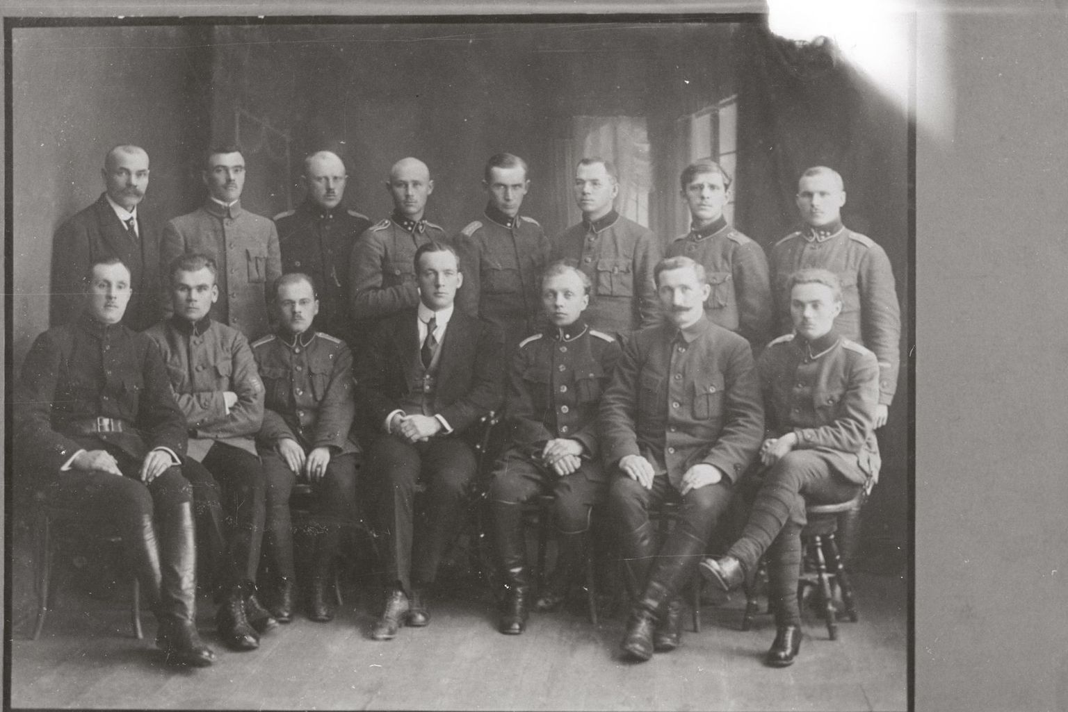 Kaitseliidu Tallinna 1. jaoskonna ohvitserid ja ametnikud koos Kaitseliidu ülema Eduard Alveriga (esireas erariietes) 1919. aasta septembris.