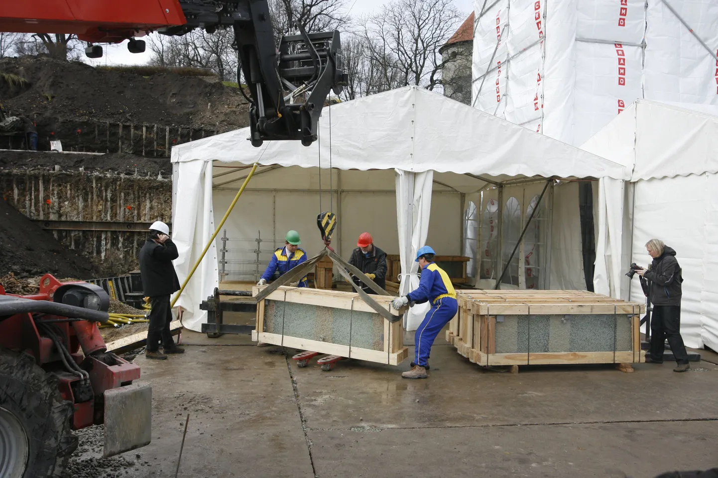 Vabaduse väljakule rajatava võidusamba klaaspaneelide mahalaadimistööd möödunud reedel.