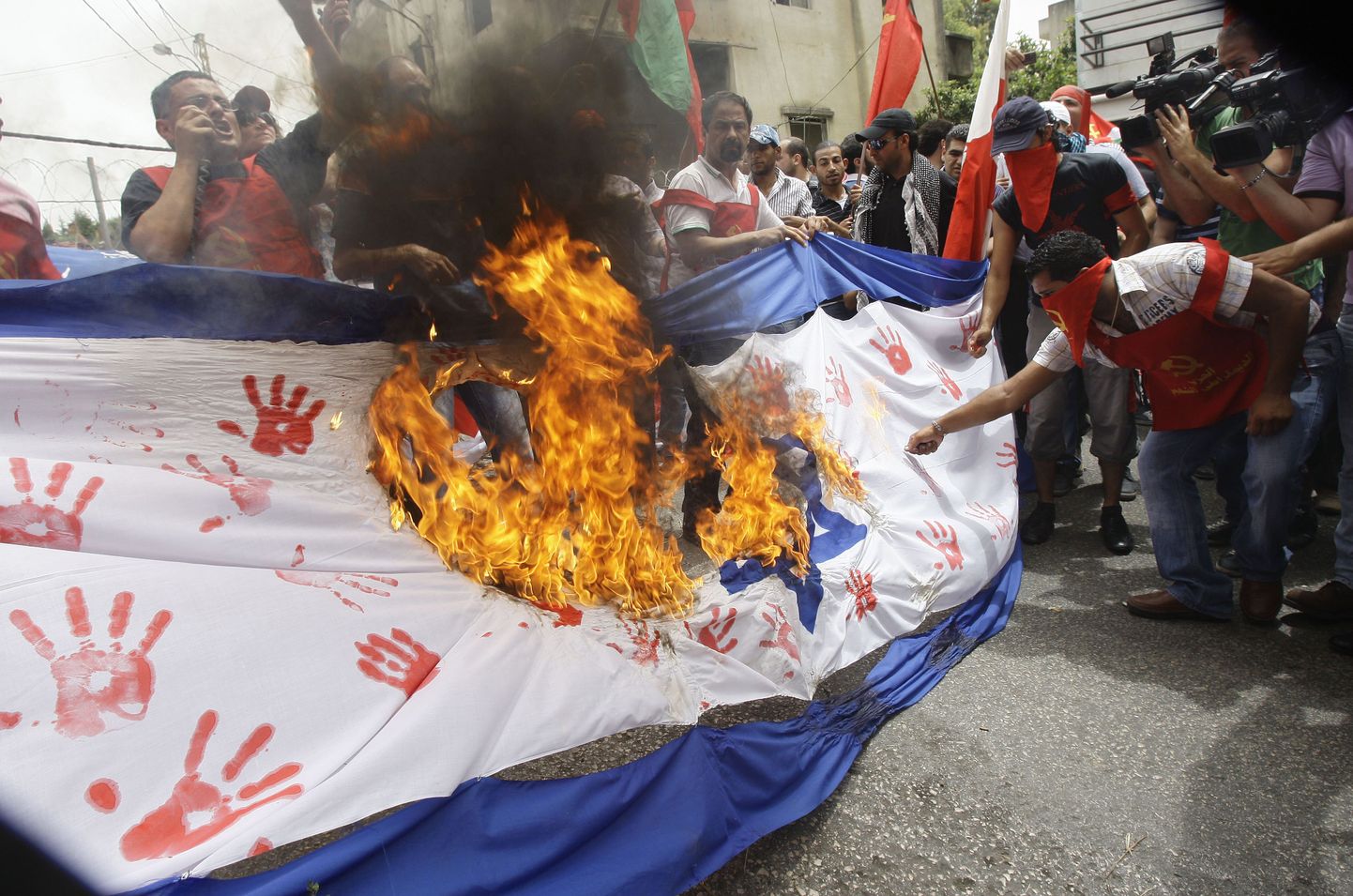 Vihased inimesed põletavad Iisraeli lipu koopiat USA saatkonna lähistel Liibanonis Beirutis.