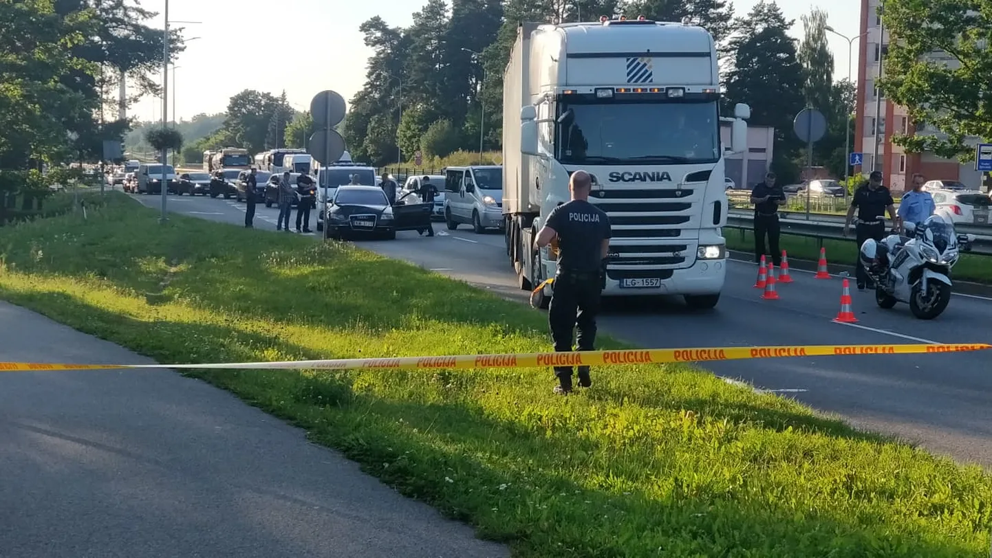 Policijas darbinieki strādā uz Rīgas-Daugavpils šosejas Ogrē, kur aizturēts bēgošs autovadītājs, kurš Rīgā un pa ceļam izraisījis vairākus satiksmes negadījumus.
Aculiecinieki stāsta, ka bēgļa virzienā policisti raidījuši arī vairākus šāvienus.