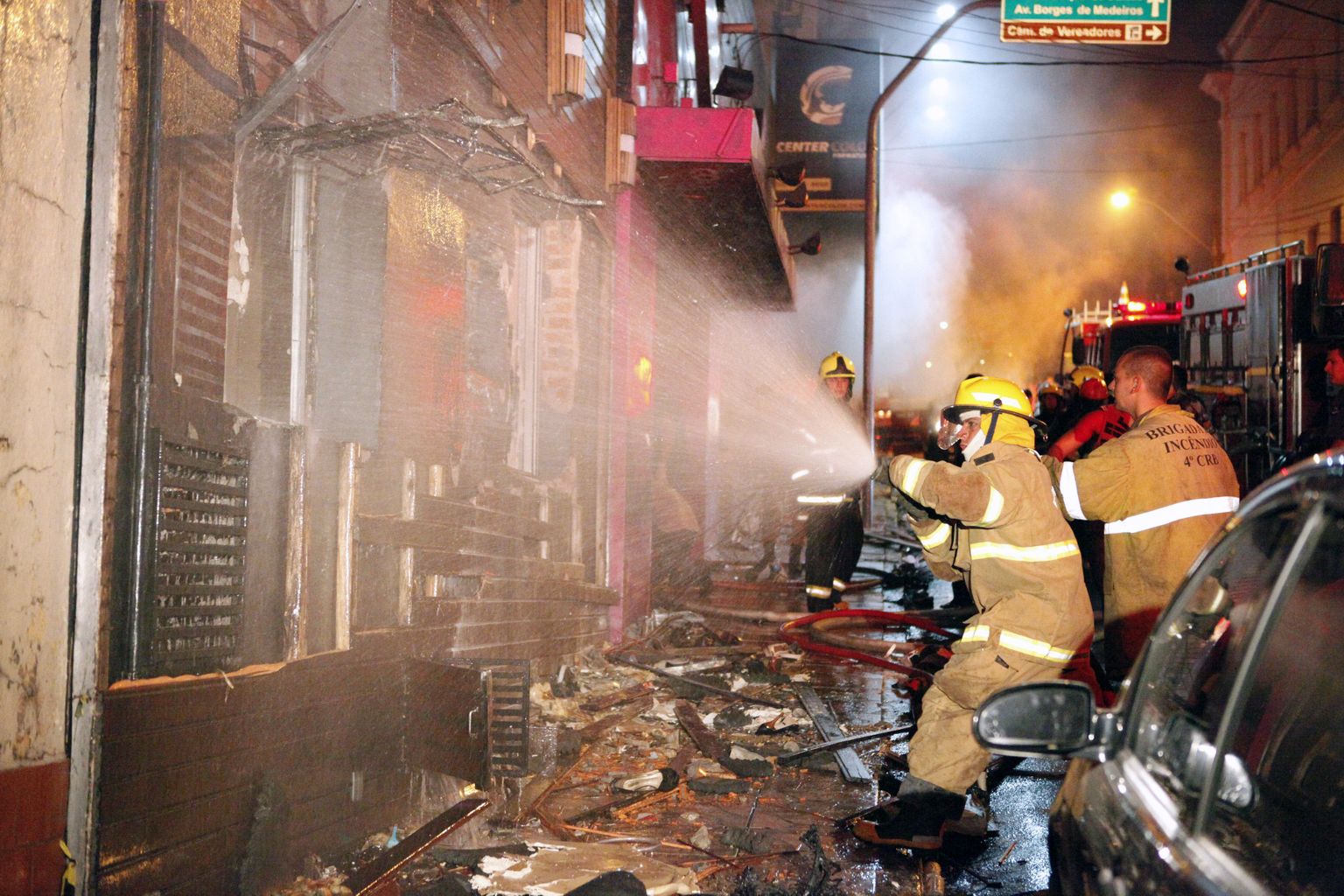 Brasiilia tuletõrjujad üritavad panna tulele piiri Santa Maria ööklubis Kiss.